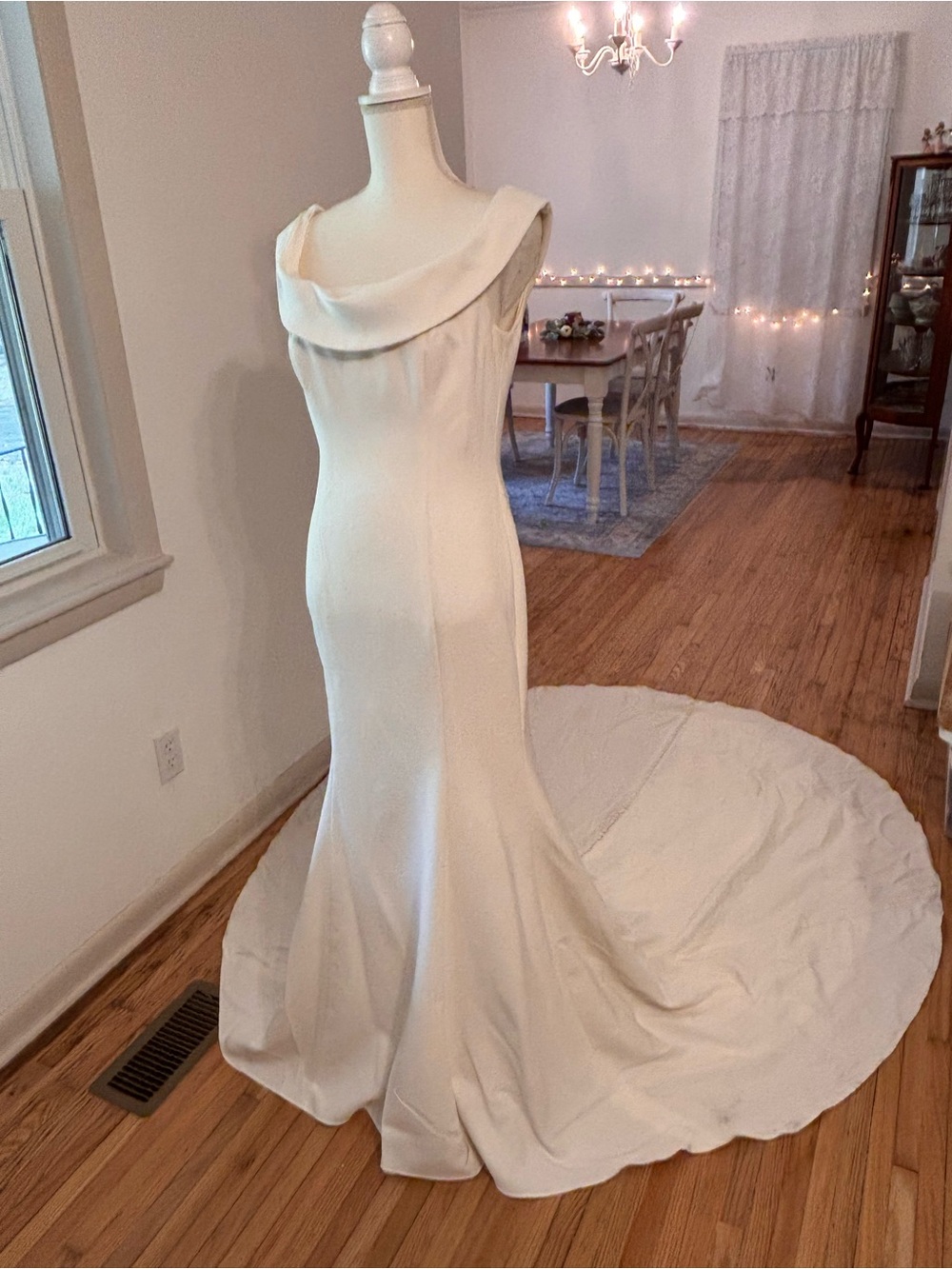 Ivory Trumpet Flair Wedding Gown size 8 Timeless Style Buttons